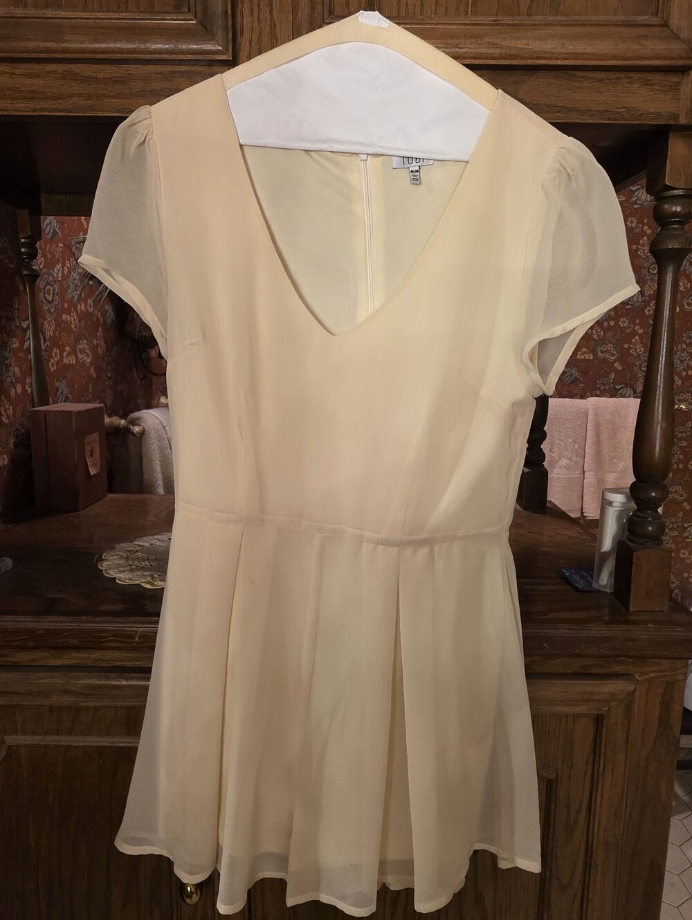 Tobi Light Cream Short Sleeve V-Neck Skort
